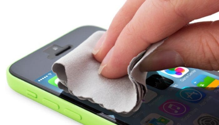 2 Tips Mudah Bersihkan Debu yang Membandel di Smartphone