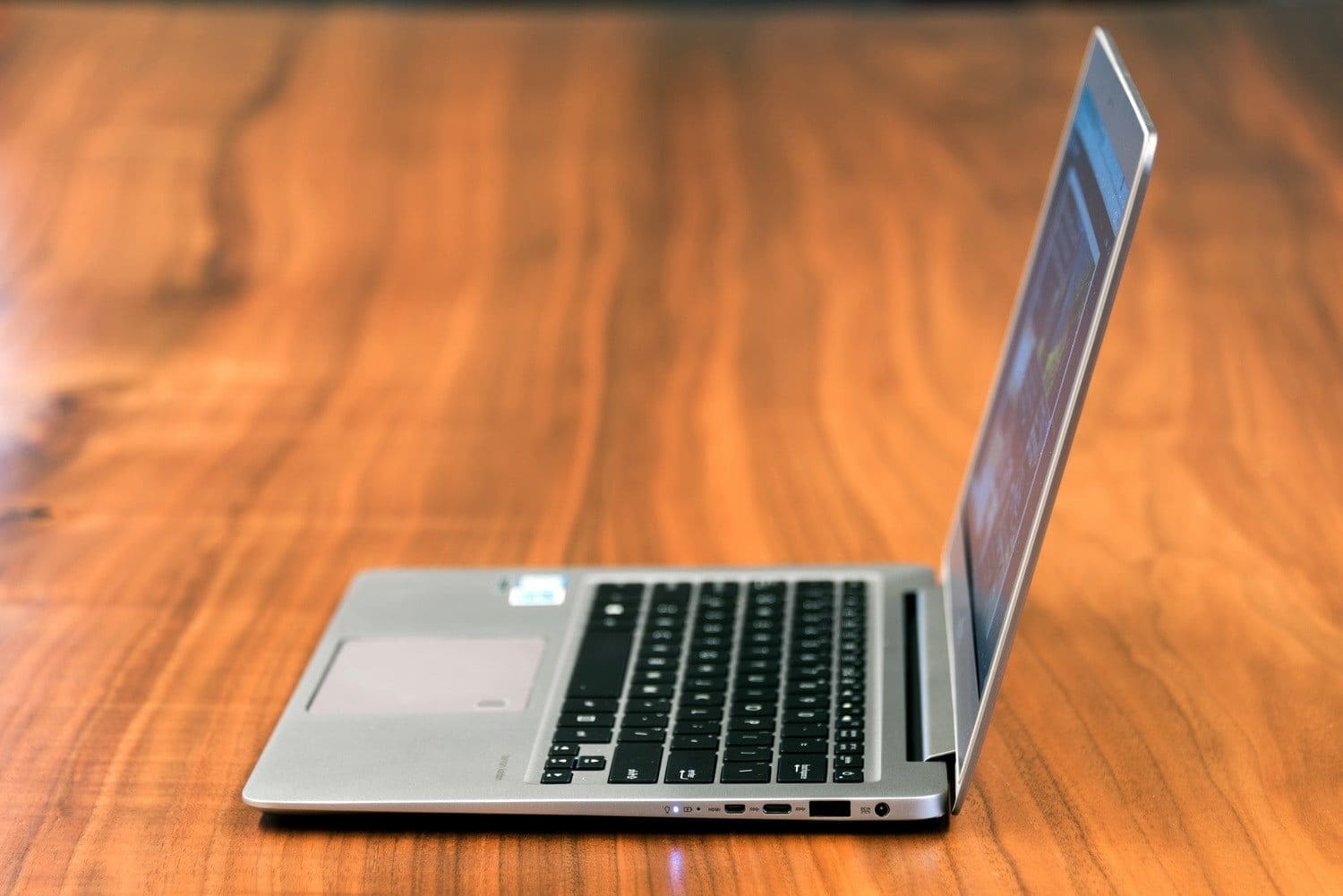 12 Laptop Paling Ringan dan Tipis di 2026, Bikin Kamu Makin Stylish!