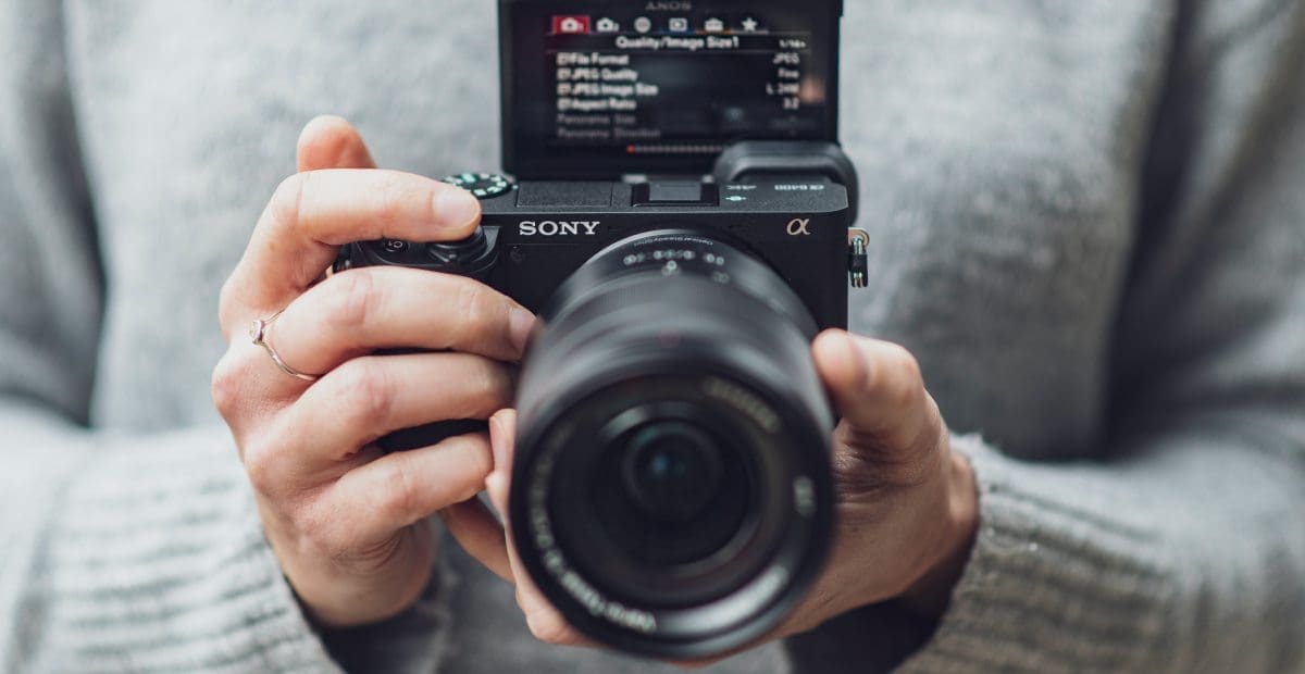 10 Rekomendasi Kamera Mirrorless Terbaik Buat Pemula, Harga 4 – 28 Jutaan!