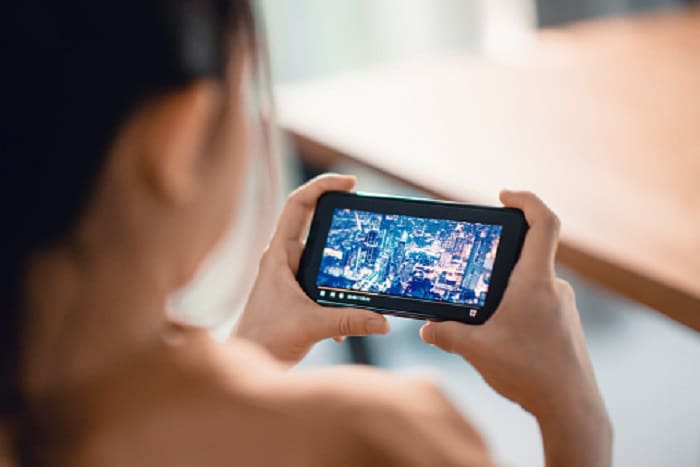 Nonton TV lewat HP emang bisa? Begini caranya!