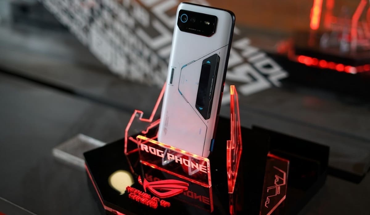 14 Hp ASUS ROG Phone dengan Performa Gaming