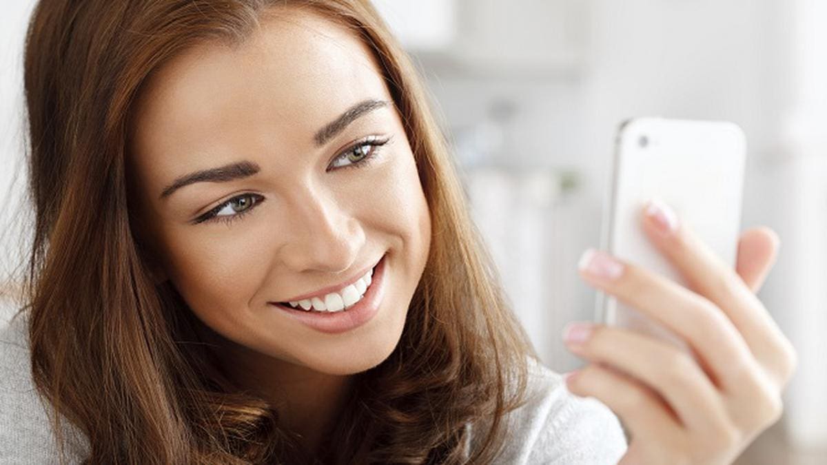 7 Cara Foto Selfie Agar Wajah Terlihat Semakin Menarik!