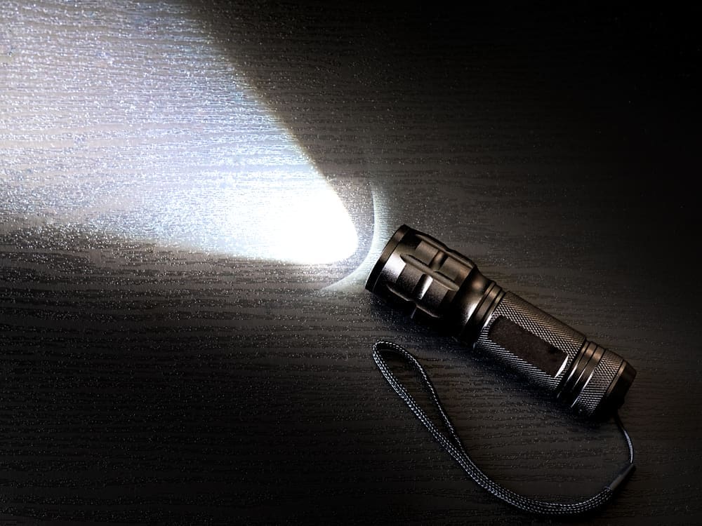 10 Senter LED Terbaik 2026 yang Cocok Banget Buat Mendaki!