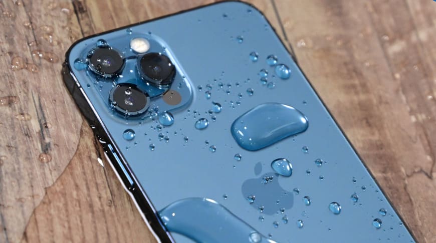 2 Cara Mengatasi  iPhone yang Terkena Cipratan Air dan Debu
