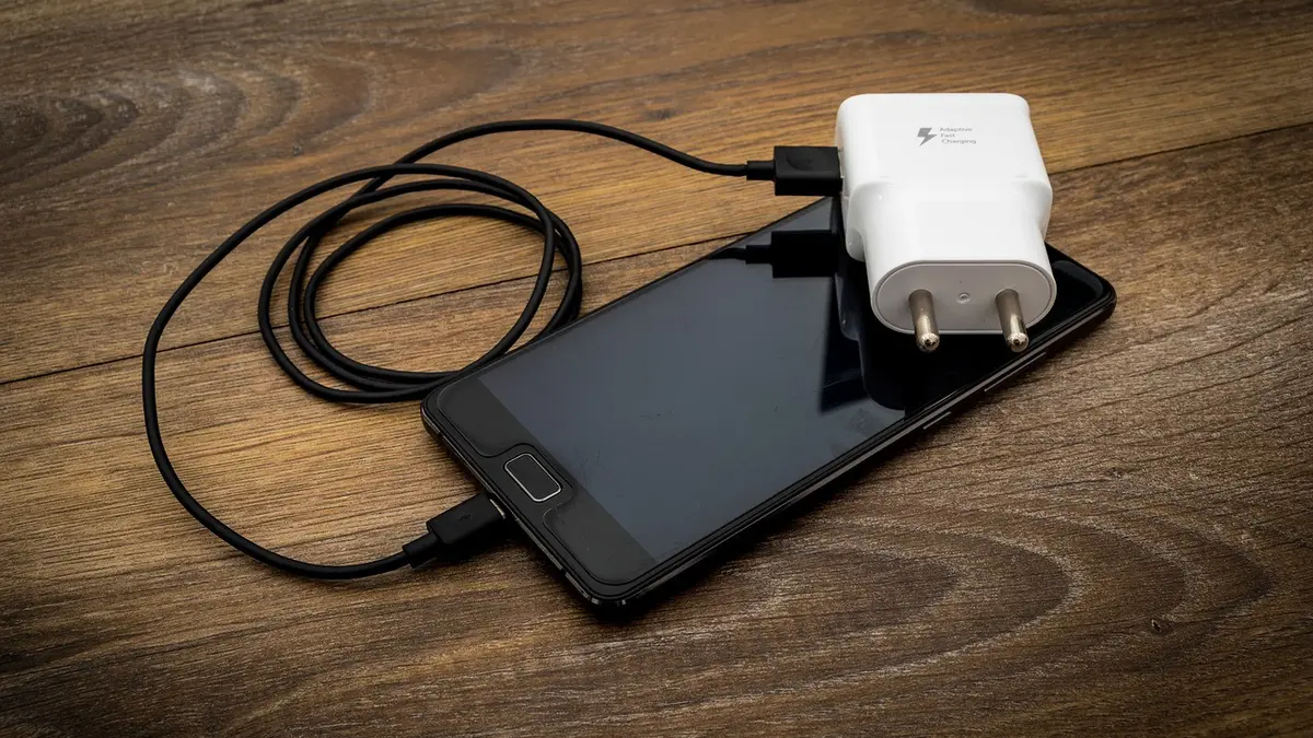 Hindari! Sederet Kebiasaan-Kebiasaan Yang Membuat Charger HP Rusak!