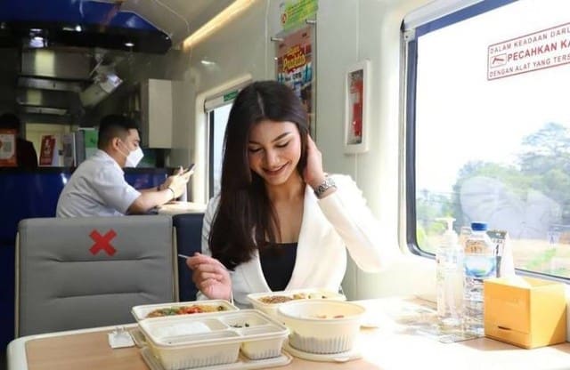 Lapar di Kereta? Gini Cara Mudah Pesan Makanan Secara Online Didalamnya