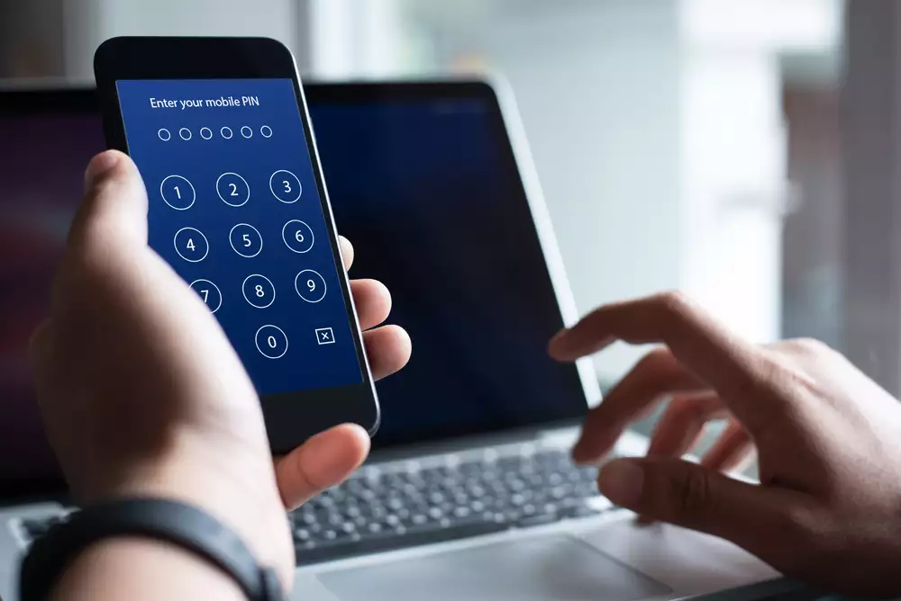 Cara Menjaga HP Tetap Aman Saat Dipinjam