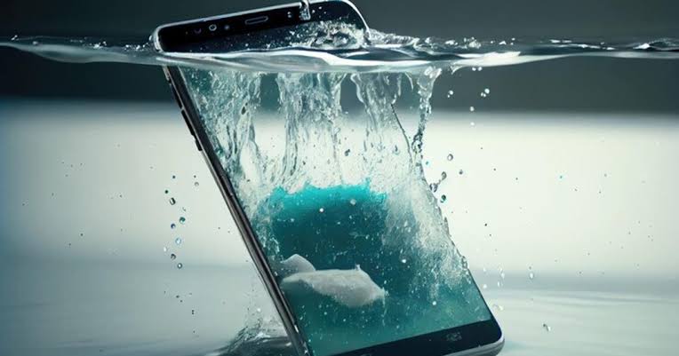 HP Kamu Nyemplung Ke Air? Jangan Panik Dulu! Yuk Coba Aplikasi Ini