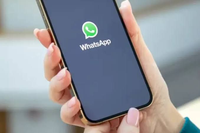 Membaca Pesan WhatsApp Tanpa Terlihat Emang Bisa?