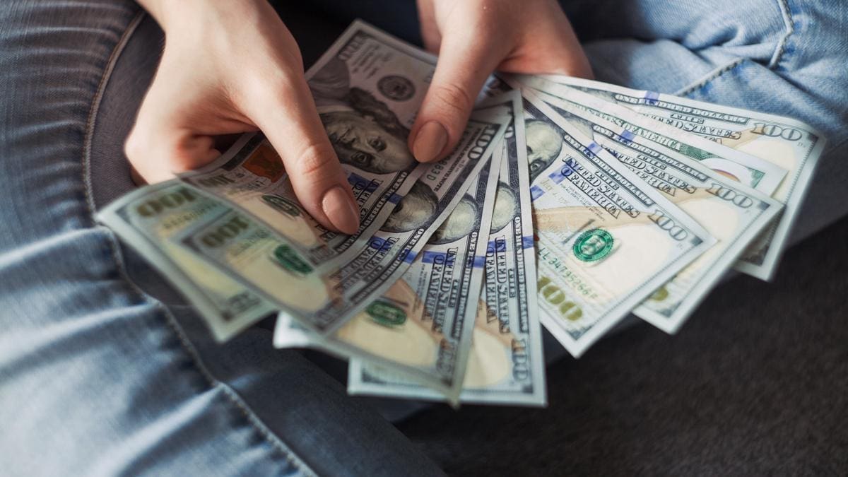 Mimpi Dapat Uang Kertas? Ini Kata Primbon Jawa tentang Rezeki dan Keberuntungan