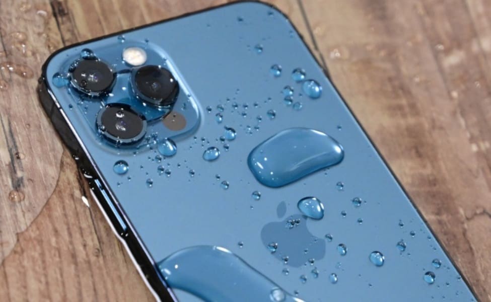 Trik Rahasia Menyelamatkan HP Yang Kemasukan Air: Ampuh!