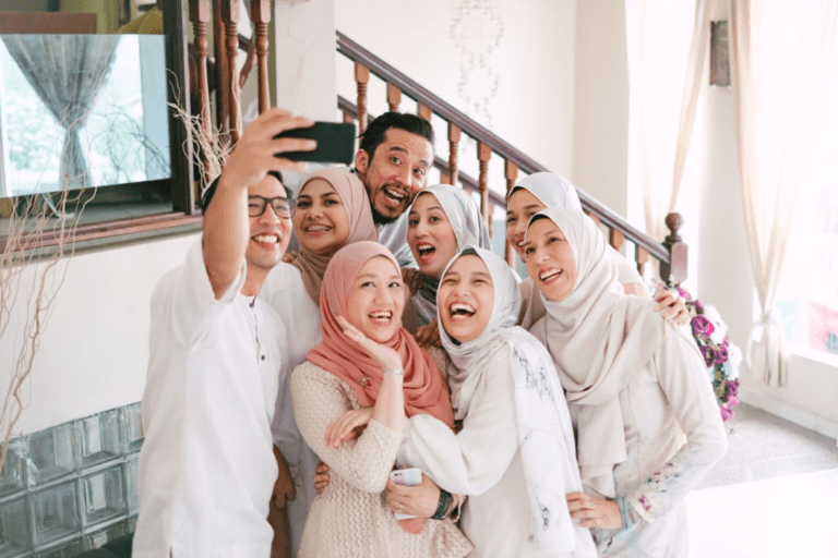 6 Trik Foto Lebaran Pake HP Biar Hasilnya Estetik & Instagramable