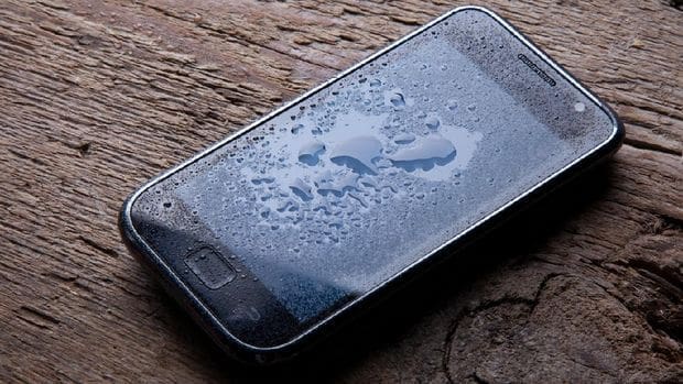 10 Tips Penanganan pada HP yang Terkena Banjir
