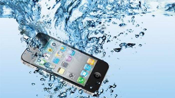 7 Tips Yang Harus Kamu Tahu Untuk Mengatasi HP Yang Jatuh Ke Air!