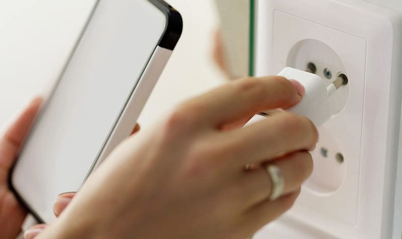 Jangan Asal Ngecas! Ini Dampak Buruk Ngecas HP Terlalu Sering yang Wajib Kamu Tau