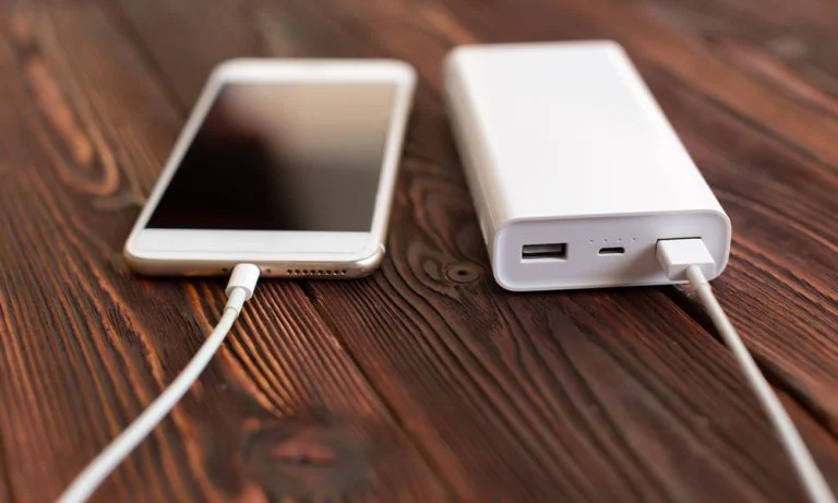 Powerbank vs Charger di Mobil, Mana yang Lebih Aman Buat Baterai HP?