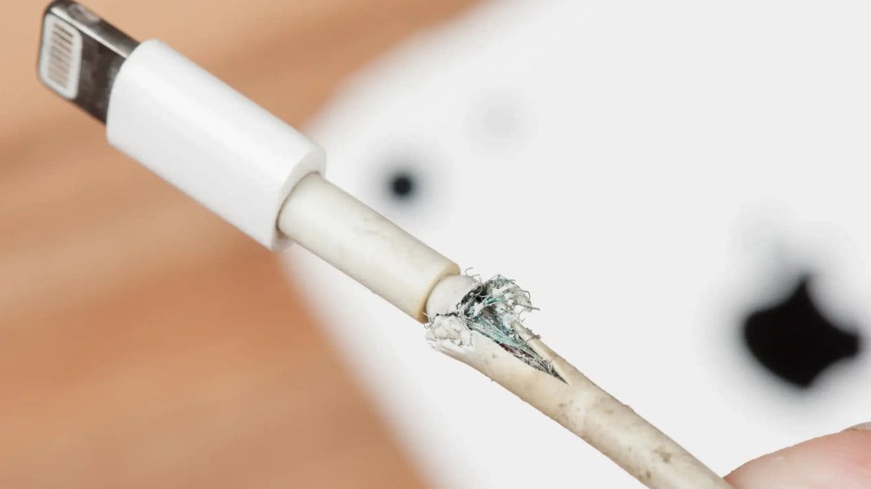 Waspada Korsleting! Ini Ciri-ciri Charger HP Rusak yang Harus Kamu Hindari