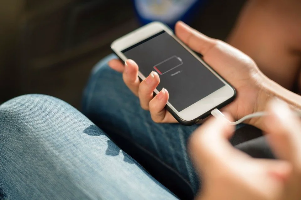 Masih Cas HP Sampai 100%? Ini Kesalahan yang Bikin Baterai Cepet Rusak