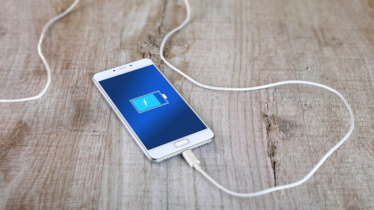 Jangan Maksa! Ini Bahaya Ngecas HP Pakai Charger Rusak