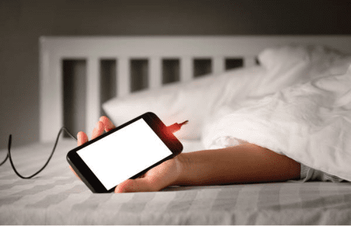 Sering Ngecas HP Sambil Dipakai? Hati-Hati, Bisa Bikin Rusak Parah!