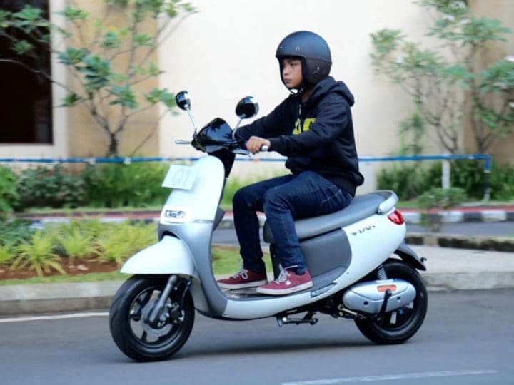 Rekomendasi 5 Motor Listrik Paling Irit Buat Mahasiswa, Nggak Bikin Dompet Menjerit!