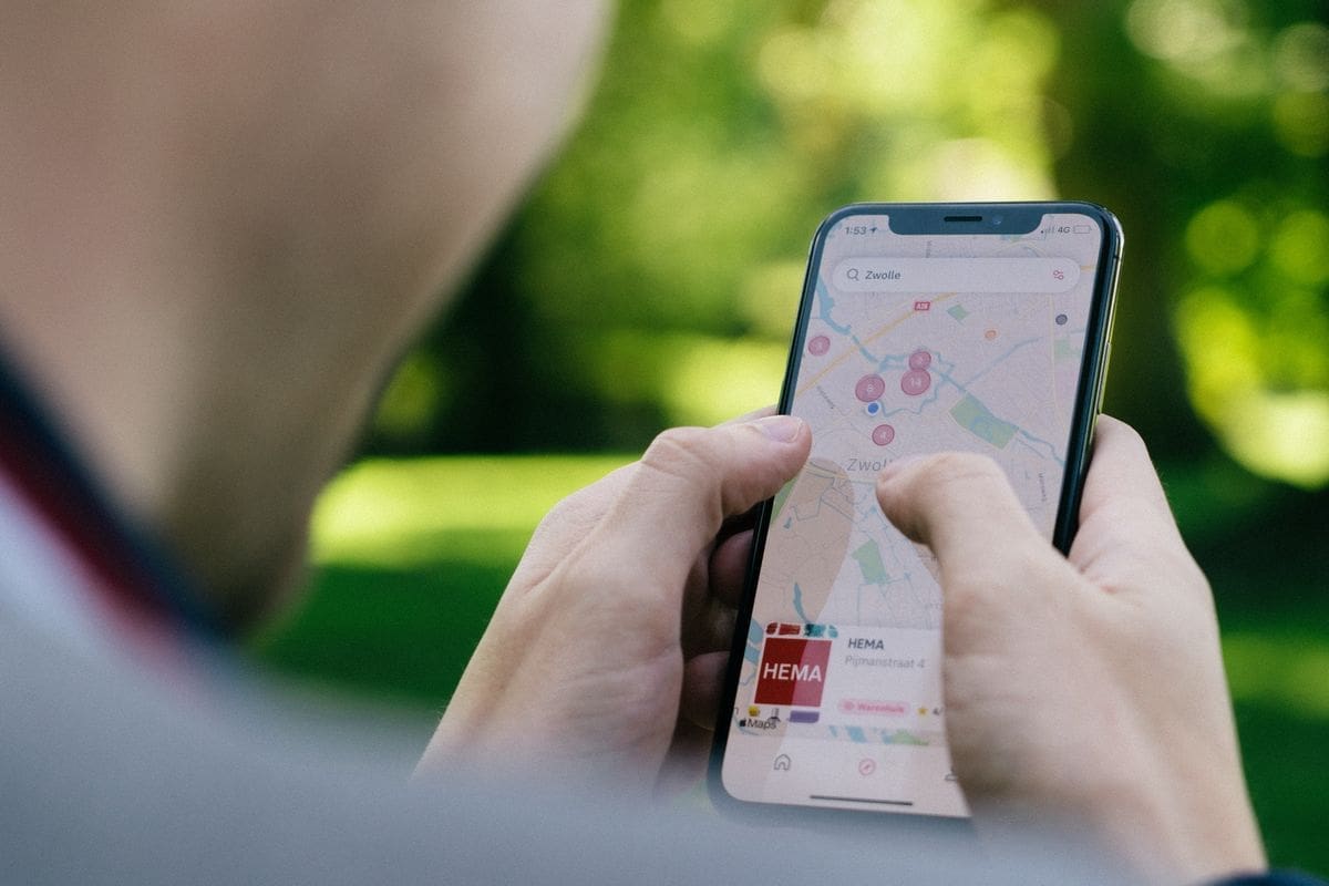 Cara Efektif Melacak Lokasi Orang Lain Melalui WhatsApp dan Google Maps