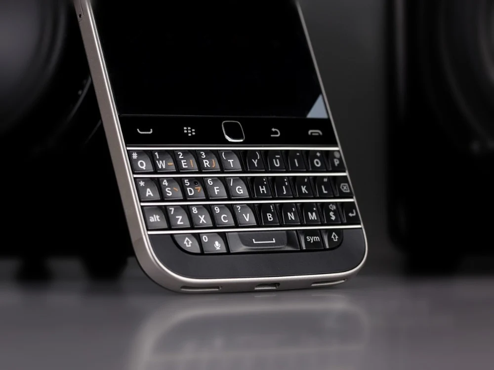 Reinkarnasi BlackBerry dengan Keyboard Legendnya