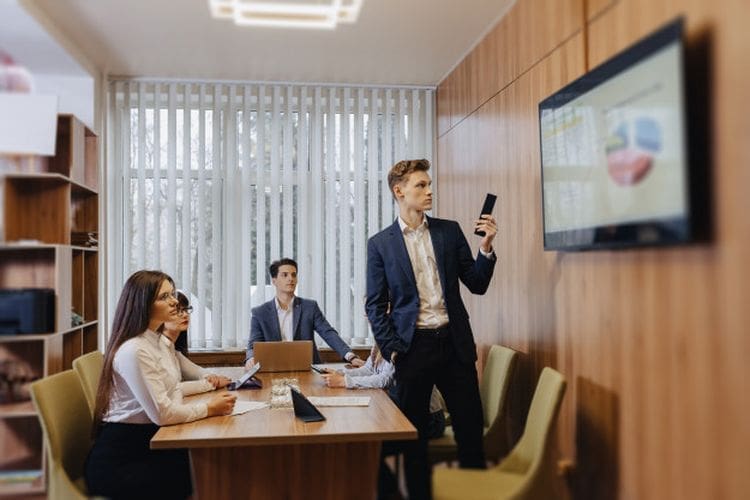 Cara Menambahkan Video ke Slide Presentasi Canva dari Galeri