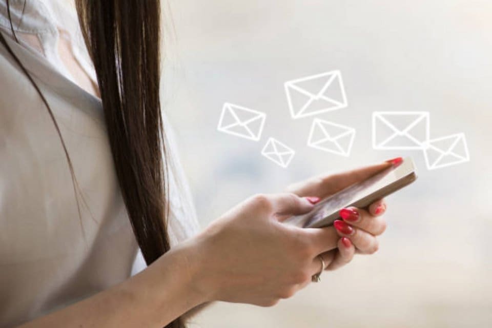 SMS Pinjol Berdatangan ke HP-mu? Blokir Cepat Dengan Trik Ini!