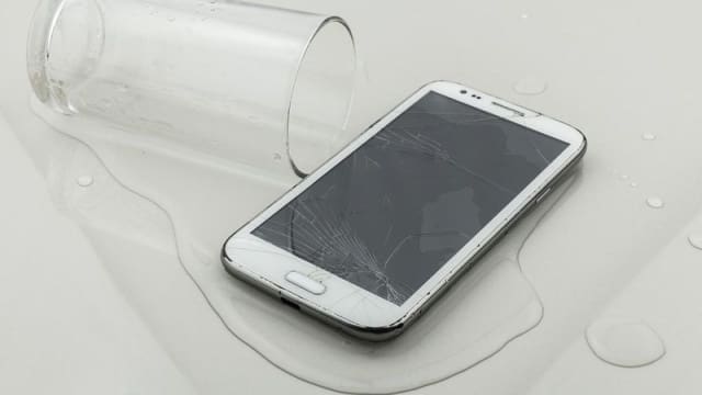 Tips Mengeringkan Port Charger iPhone dengan Benar