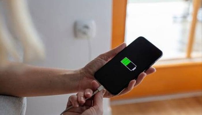 5 Bahaya Main HP Sambil Dicas yang Wajib Kamu Tau