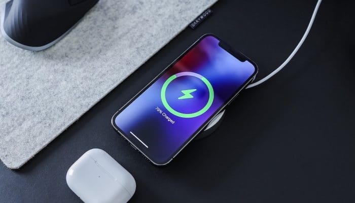 4 Trik Ngecas HP Cepat Walaupun Nggak Punya Fitur Fast Charging