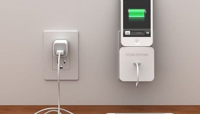 Ini 4 Resiko Nggak Cabut Kepala Charger dari Stopkontak Setiap Hari