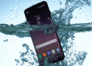 7 Hal yang Harus Kamu Lakukan Waktu HP Terendam Banjir