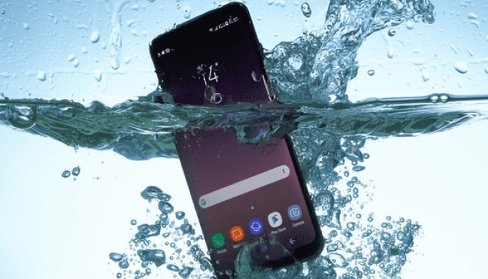 7 Hal yang Harus Kamu Lakukan Waktu HP Terendam Banjir