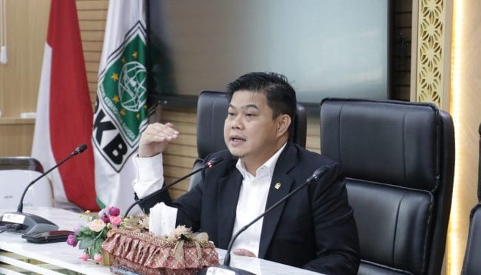 Komdigi Beri 500 Unit HP untuk Korban Bencana Aceh