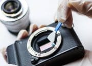 Cara Bersihkan Lensa Kamera dengan Benar Biar Hasil Foto Makin Jernih