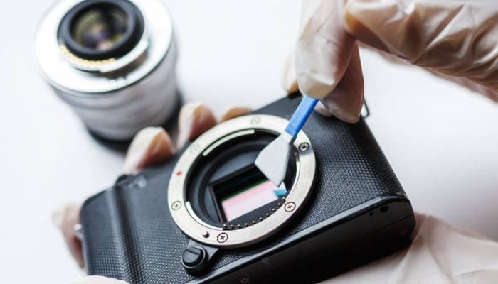 Cara Bersihkan Lensa Kamera dengan Benar Biar Hasil Foto Makin Jernih