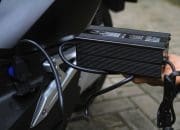 Ternyata Cara Cas Baterai Motor Listrik untuk Touring Jarak Jauh Itu Berbeda