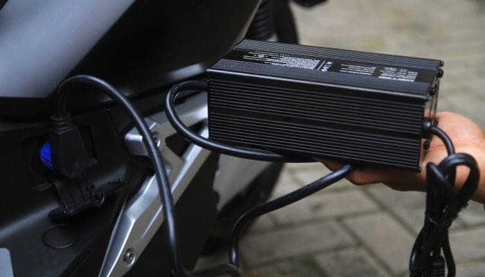 Ternyata Cara Cas Baterai Motor Listrik untuk Touring Jarak Jauh Itu Berbeda