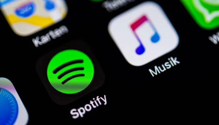 Perbandingan Apple Music vs Spotify dan Mana yang Paling Worth It di 2026