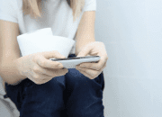 5 Dampak Kesehatan Membawa HP ke Kamar Mandi