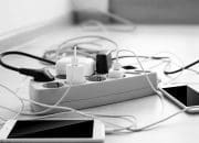 Risiko Tidak Melepaskan Charger dari Stop Kontak Setelah Digunakan